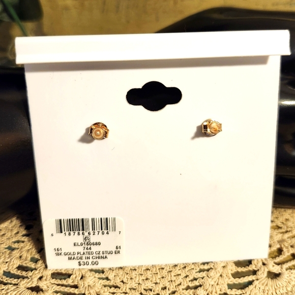 💎MACY'S "AND NOW THIS" 18K Gold Over Brass Cubic Zirconia Diamond Stud Earrings - Picture 4 of 4